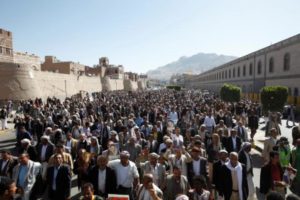 Mourners take part in the funeral of Abdul Qader Helal, the mayor of Sanaa, the capital of Yemen, who was killed by an apparent Saudi-led air strike that ripped through a wake attended by some of the country's top political and security officials in Sanaa, October 10, 2016. REUTERS/Khaled Abdullah